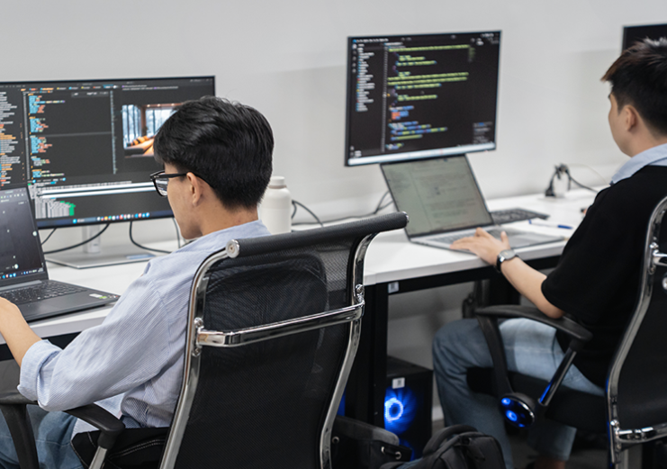 AppTuring engineers working at dual-monitor dev stations